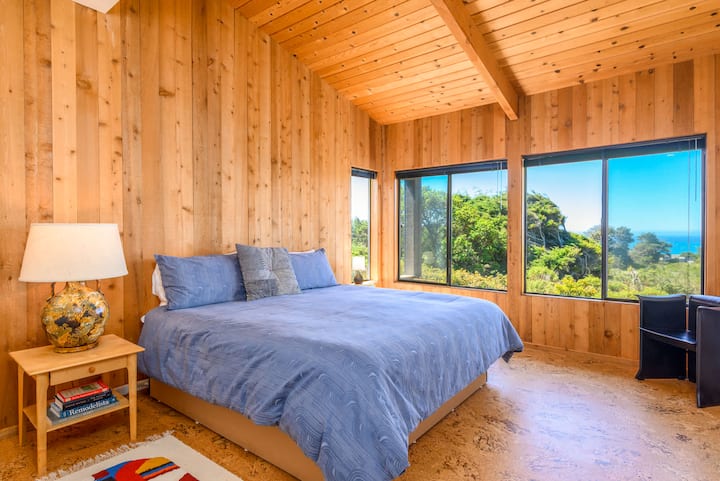 Hlavná izba sa môže pochváliť manželskou posteľou a vlastnou kúpeľňou 