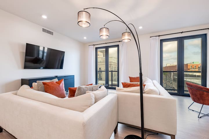 Spacious Combo Unit : 5 Ensuites – Near FQ