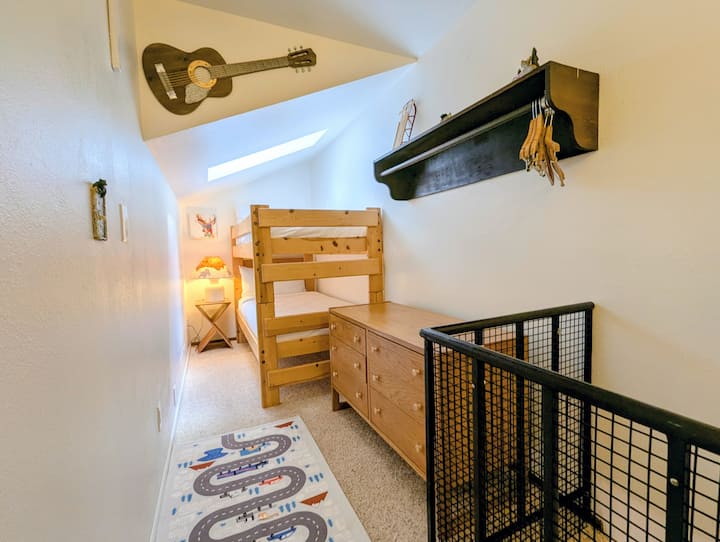 Simpatičan loft za djecu s krevetima na kat