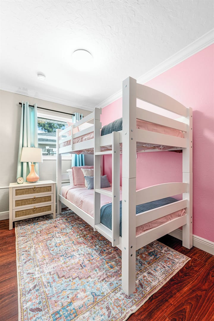 温馨的双层床房设有两张时尚的双层床、俏皮的粉彩装饰、温暖的地毯和充足的自然光线-非常适合想要一个愉快、舒适的空间放松身心的儿童或团体。 