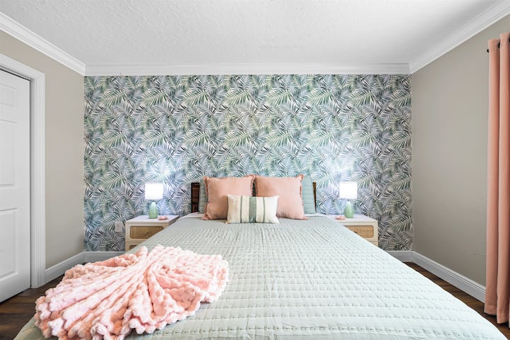 舒适的床，配有独立衣柜、中央空调/暖气和吊扇！ 