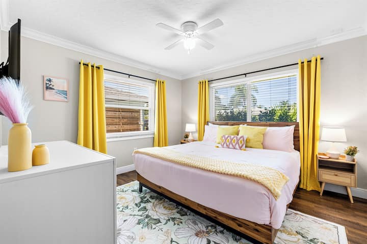 设计师卧室配备加大双人床、中央供暖/空调+吊扇和壁挂式Roku智能电视！