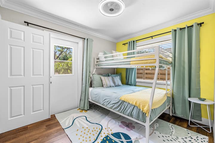 温馨有趣的双床房，自然光线充足，中央空调/暖气和儿童安全吊扇/灯，让您保持凉爽！ 