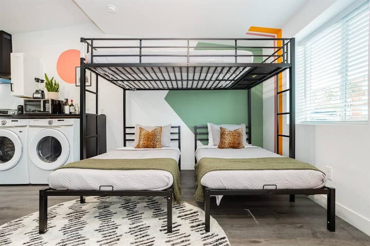 სტუდიოს ტიპის საცხოვრებელი: ნათელი, თანამედროვე საცხოვრებელი ელეგანტური დეკორითა და სასადილო ოთახით, რომელიც დაგეხმარებათ, დაუვიწყარი ღამეები გაატაროთ ვეგასში!