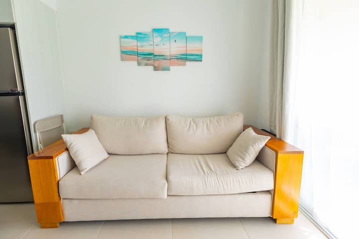 Táto pohovka sa dá premeniť na pohodlnú posteľ pre 2 osoby.