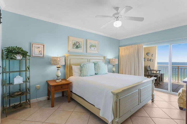 Основно с изглед към океана 
