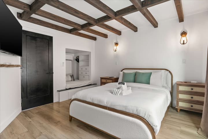 Recámara | Cama queen, techo con vigas y vestidor