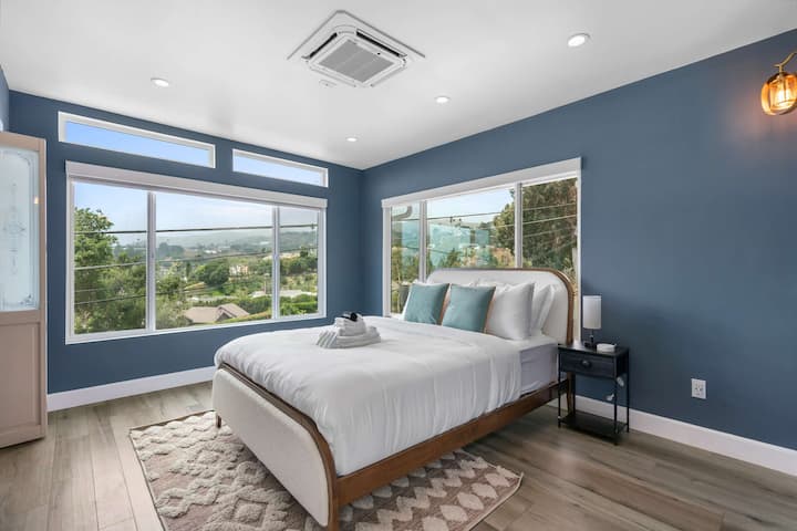 Recámara | Cama king con vistas panorámicas y grandes ventanales