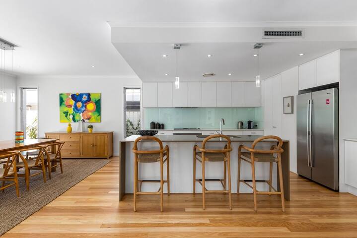 Seaside Beach House – family friendly gallery image 3