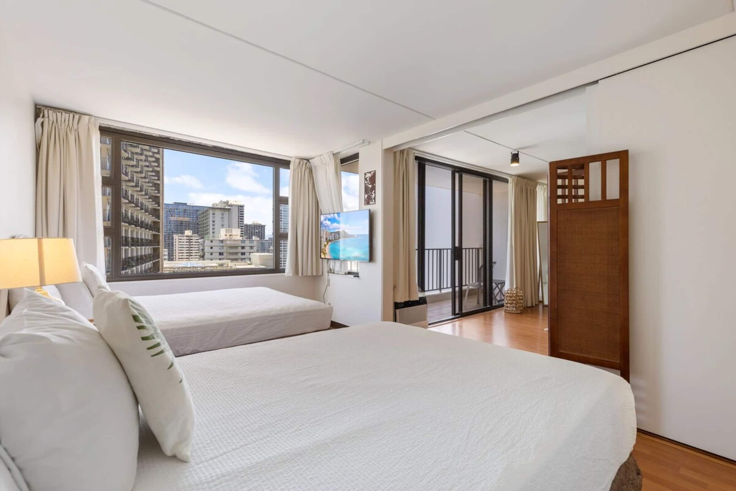 Sunset Retreat at Waikiki Banyan - Image 9