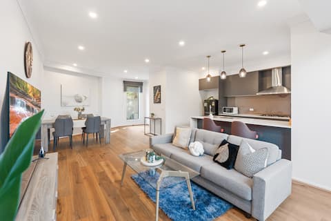Sunny 3BR Townhouse • Peaceful Burwood Stay