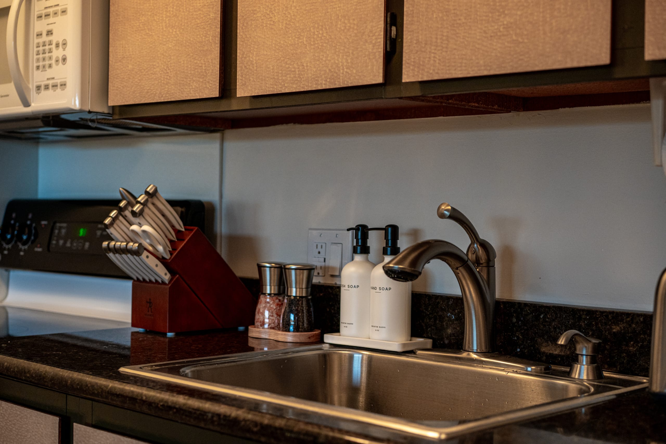 Condo in Honolulu · ★4.93 · 2 bedrooms · 3 beds · 1 private bath - Image 11