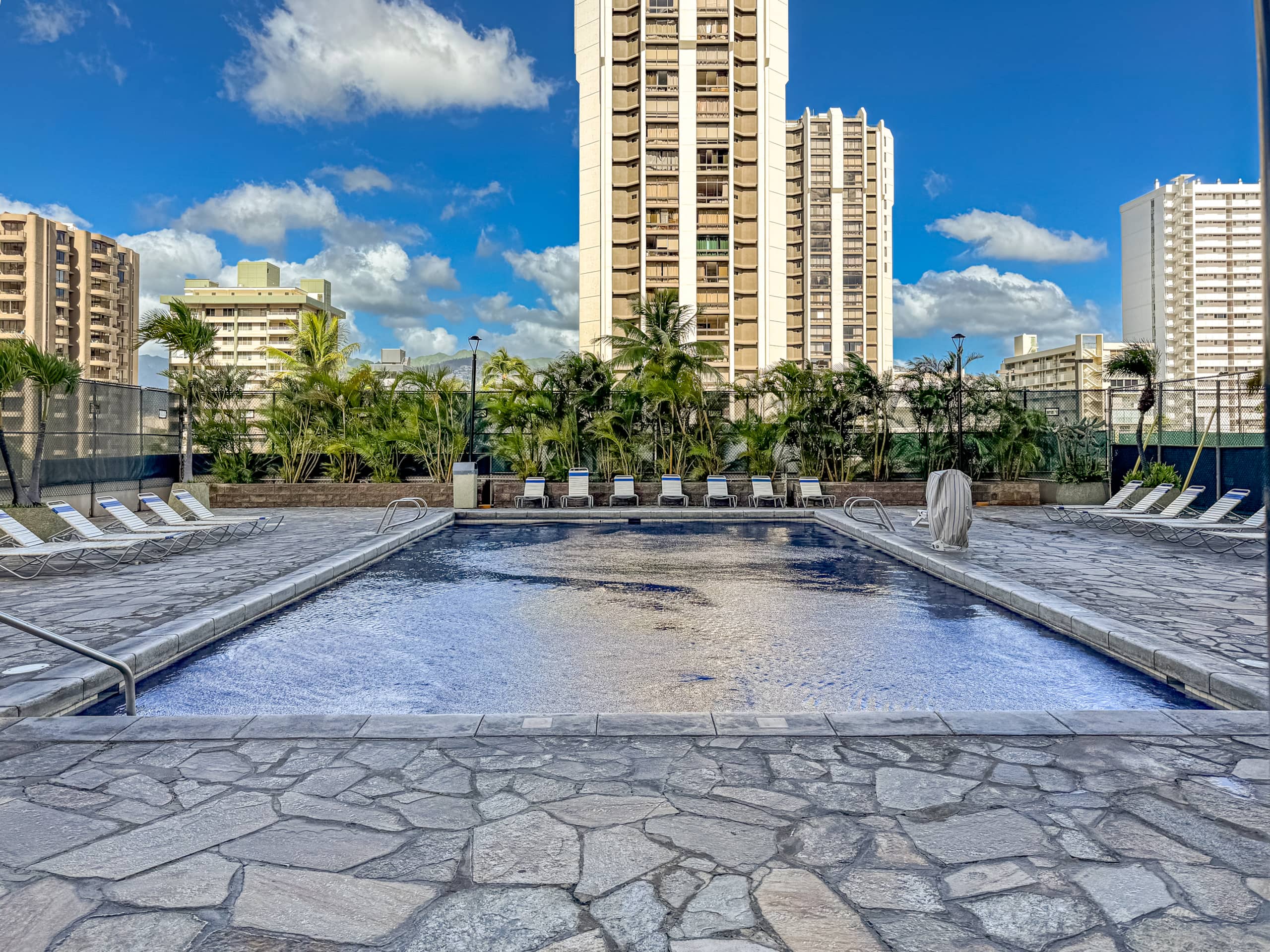 Condo in Honolulu · ★4.93 · 2 bedrooms · 3 beds · 1 private bath - Image 28