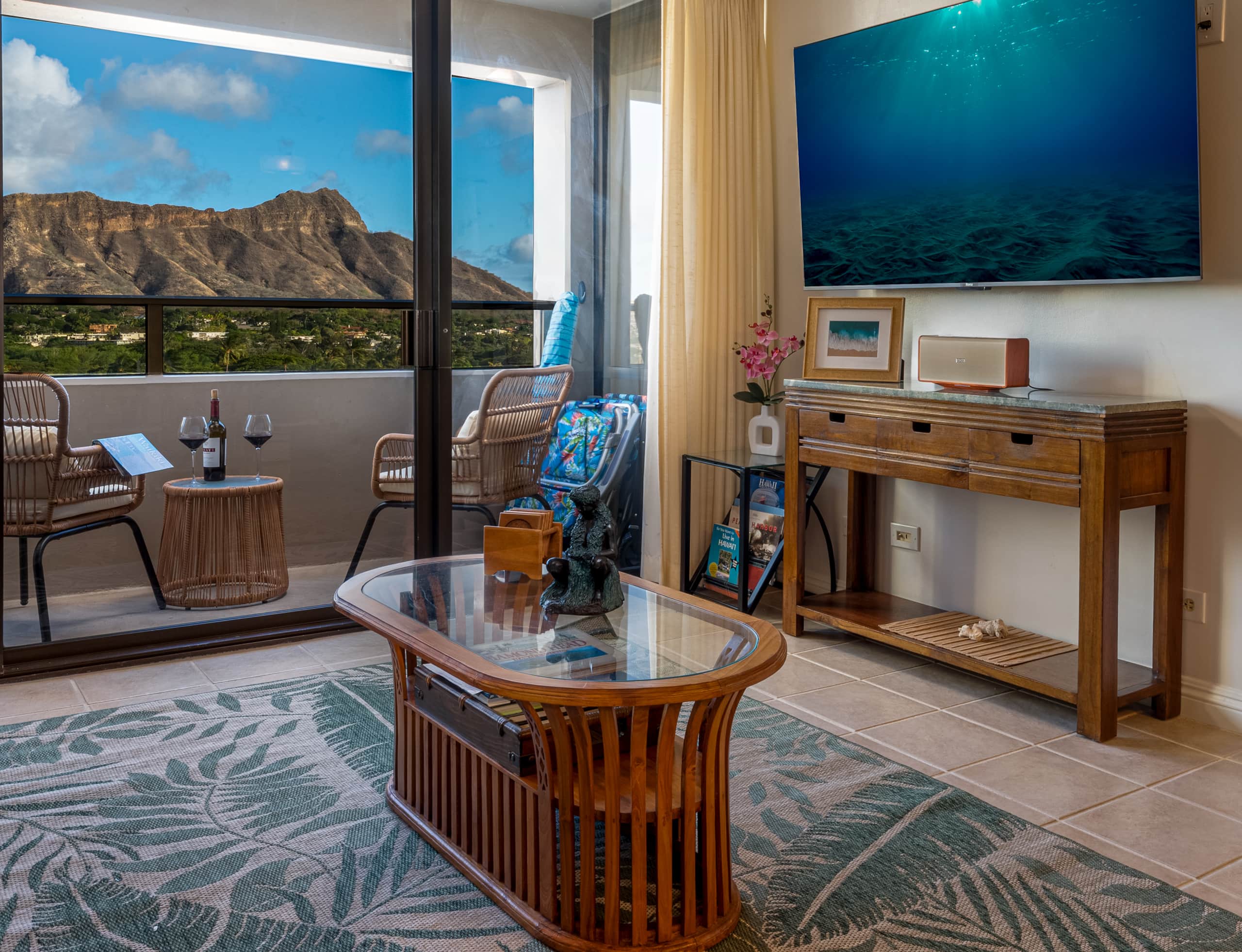 Condo in Honolulu · ★4.93 · 2 bedrooms · 3 beds · 1 private bath - Image 3