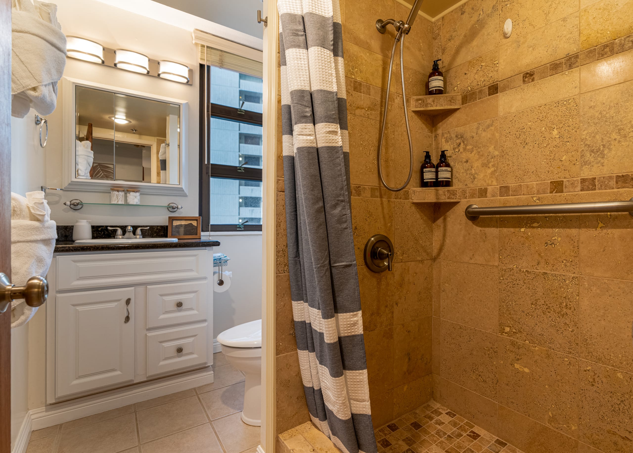 Condo in Honolulu · ★4.93 · 2 bedrooms · 3 beds · 1 private bath - Image 17