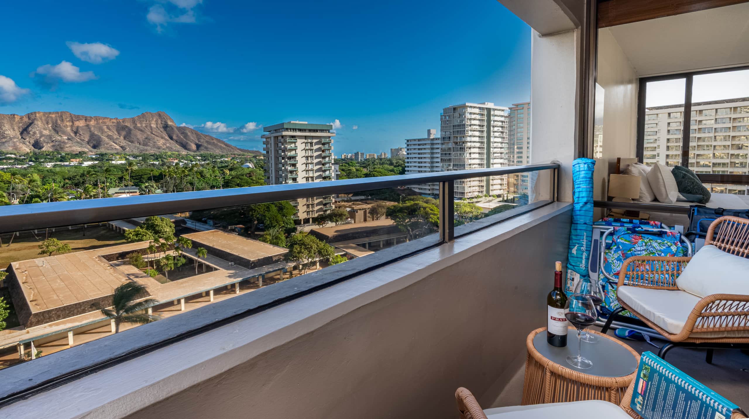 Condo in Honolulu · ★4.93 · 2 bedrooms · 3 beds · 1 private bath - Image 18