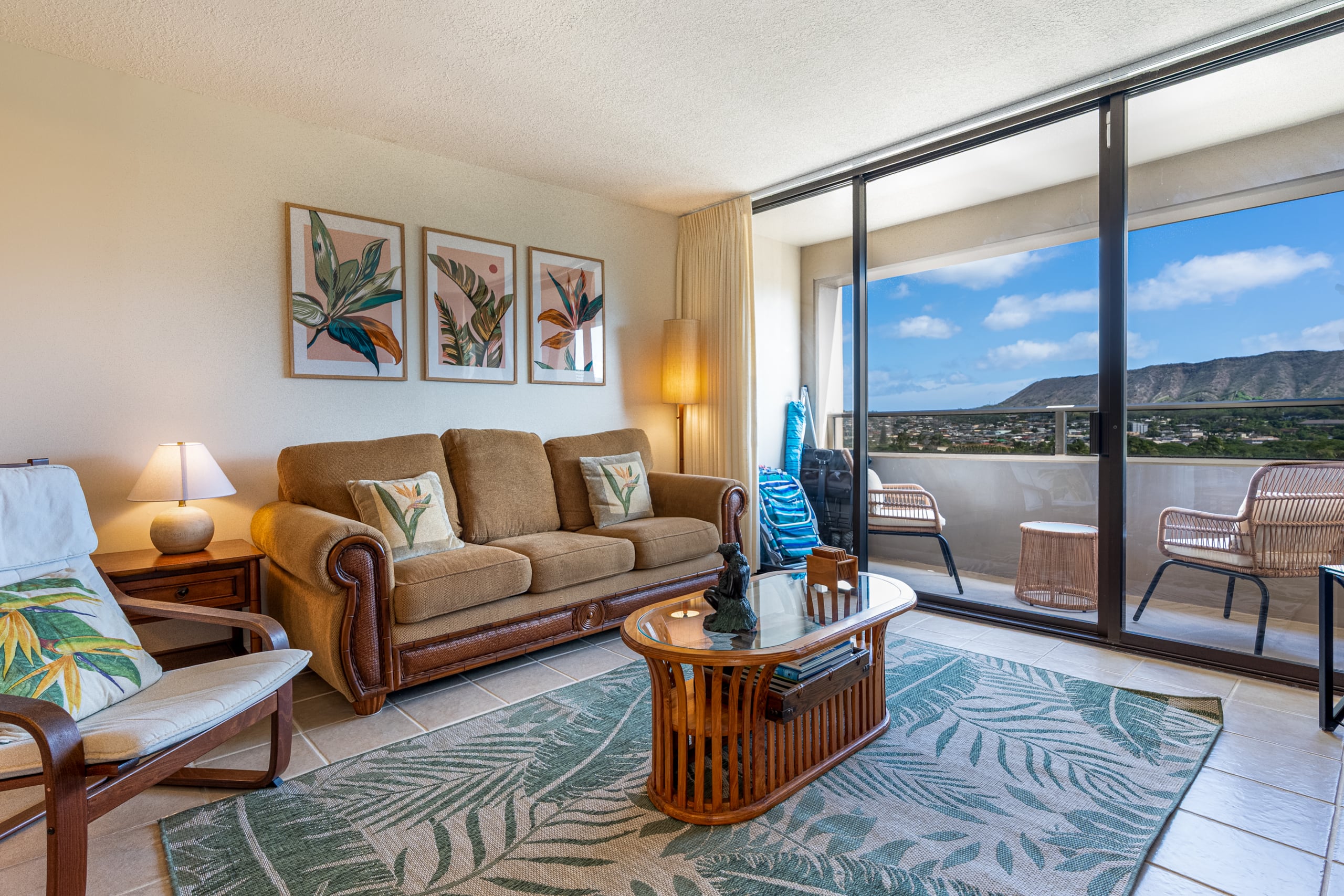 Condo in Honolulu · ★4.93 · 2 bedrooms · 3 beds · 1 private bath - Image 5
