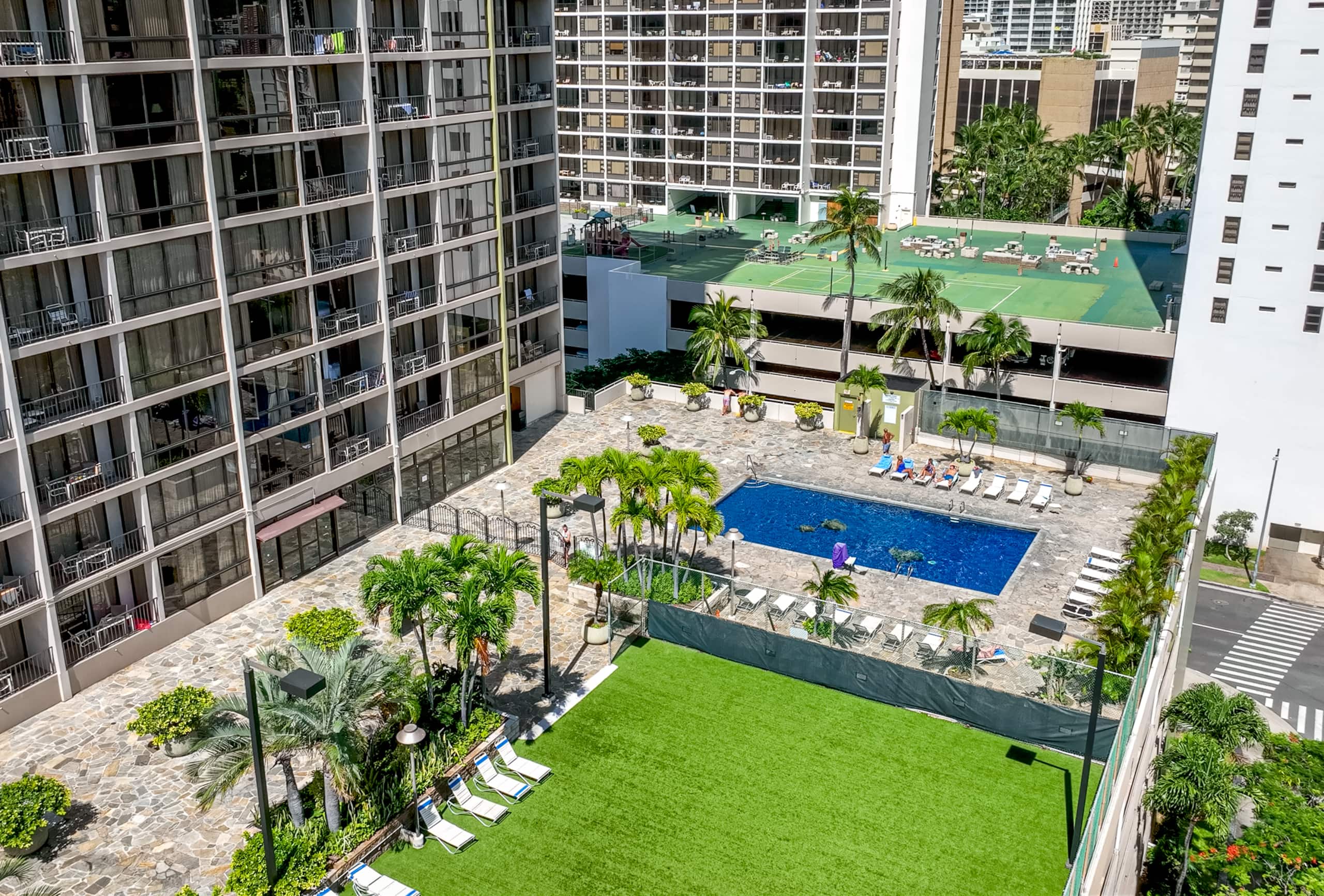 Condo in Honolulu · ★4.93 · 2 bedrooms · 3 beds · 1 private bath - Image 25