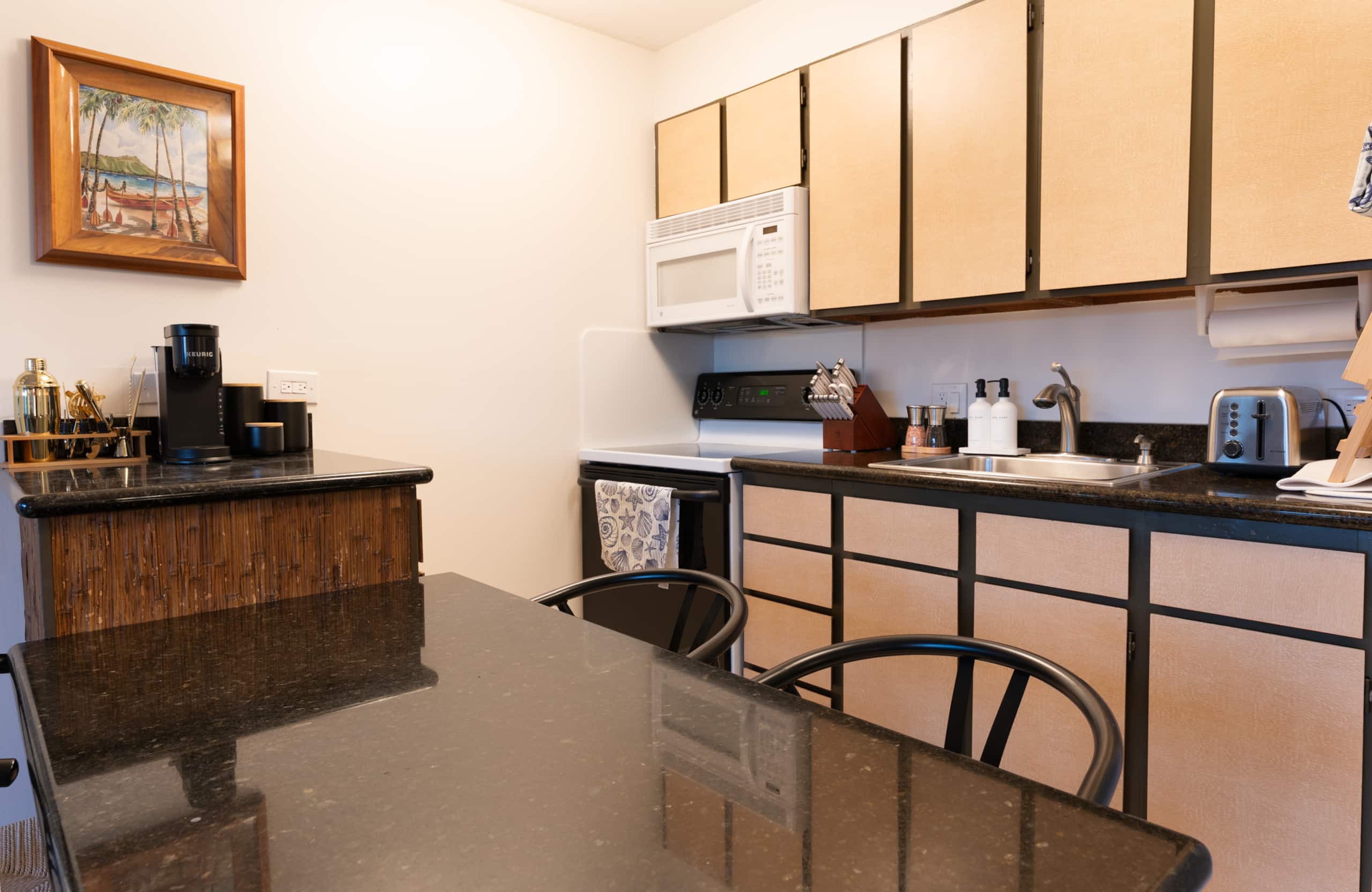 Condo in Honolulu · ★4.93 · 2 bedrooms · 3 beds · 1 private bath - Image 13
