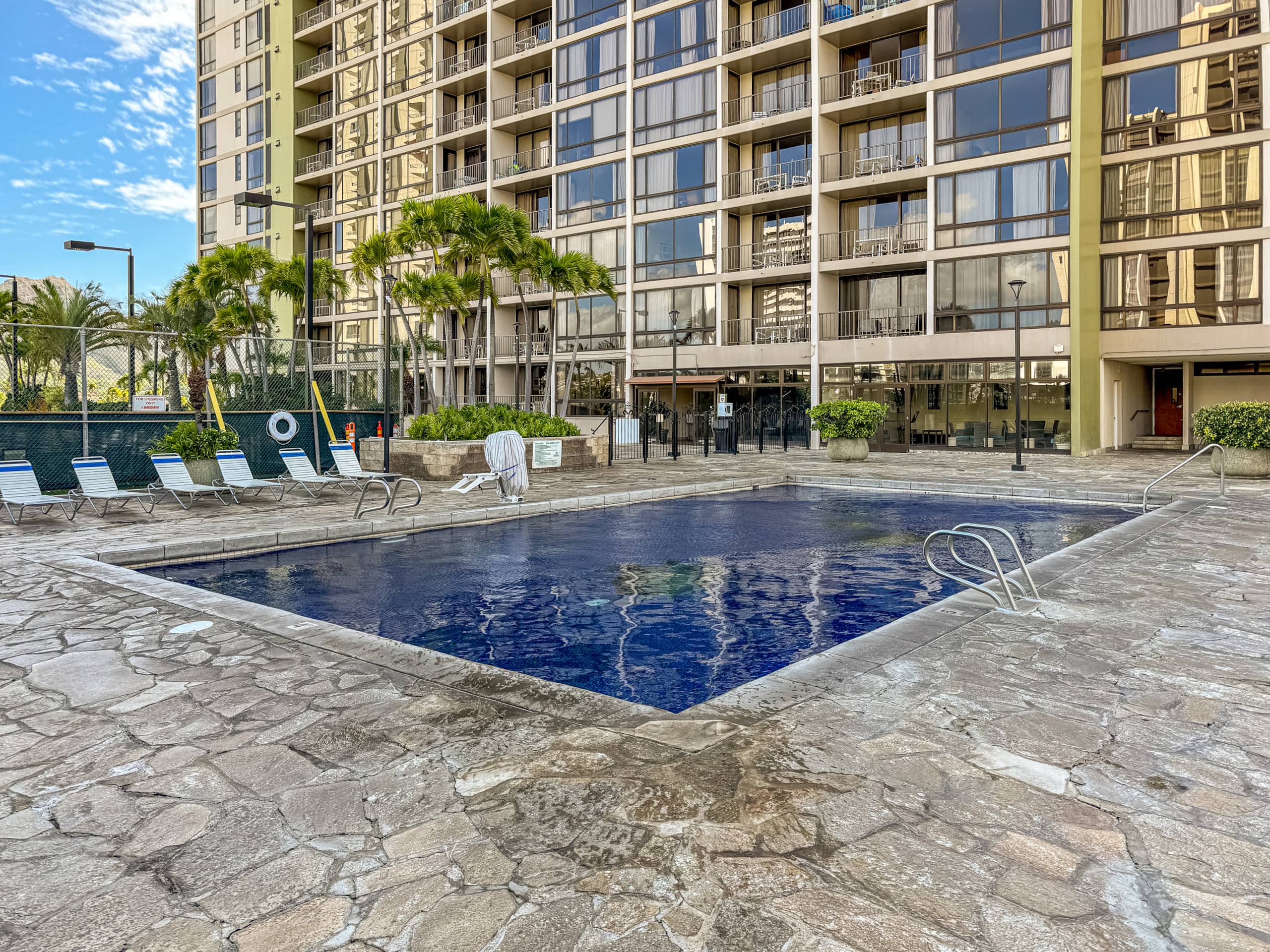 Condo in Honolulu · ★4.93 · 2 bedrooms · 3 beds · 1 private bath - Image 27