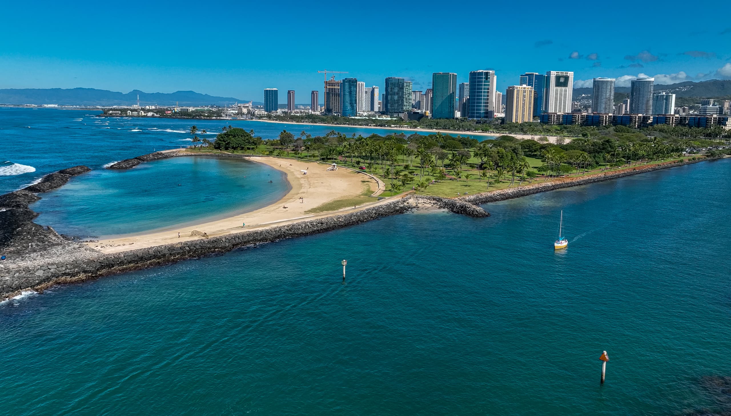 Condo in Honolulu · ★4.93 · 2 bedrooms · 3 beds · 1 private bath - Image 32
