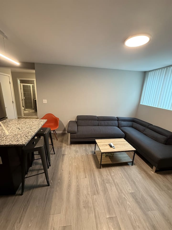 * New * 4br Retreat | Heart Of Campus W/ Parking - Ann Arbor