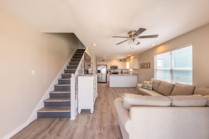 The Sly Fox-family-friendly Gulf Escape-sleeps 20 - Gulf Shores, AL