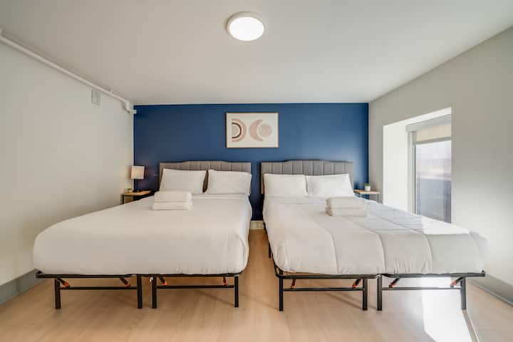 Dormitorio 2: espacios cómodos en las habitaciones. Esta unidad está equipada con camas queen y un sofá cama para una distribución versátil de las camas.