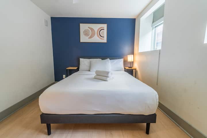 Dormitorio 1: espacios cómodos en las habitaciones. Esta unidad está equipada con camas queen y un sofá cama para una distribución versátil de las camas.
