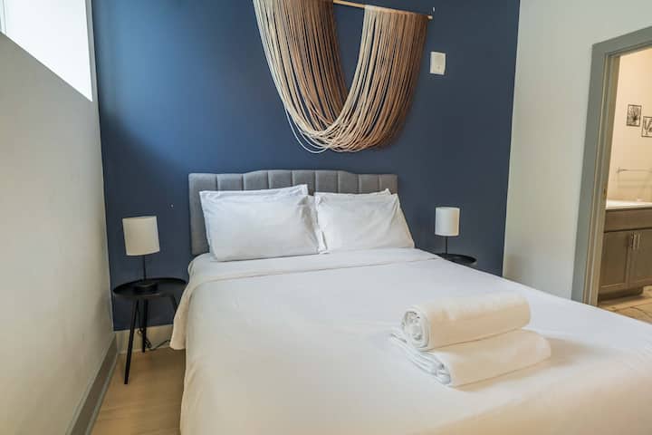 Dormitorio: un dormitorio cuidadosamente diseñado con una decoración minimalista, perfecto para una noche de descanso.