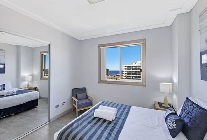 Despiértate con luz natural en el dormitorio principal, que cuenta con baño y ducha a ras de suelo