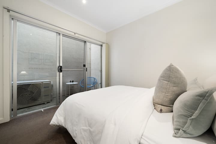 Dhoma e dytë e gjumit "queen" ka një oborr të hapur.