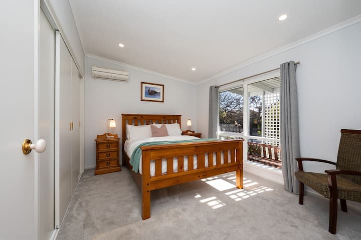 Glavna spavaća soba u seoskoj kući na vrhu brda