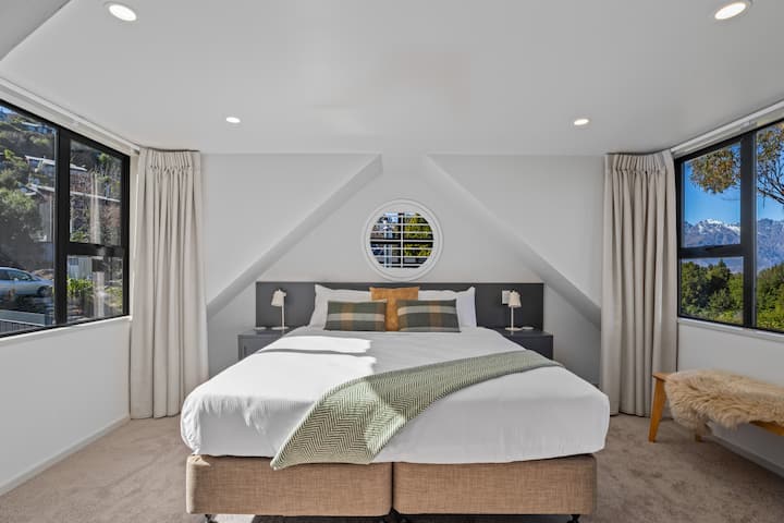 Chambre 2 : une vue panoramique sur la montagne et un lit King Size luxueux vous attendent