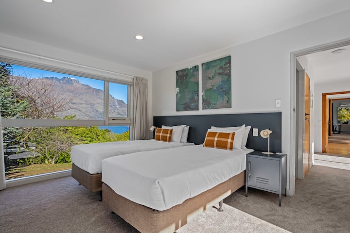 Chambre 1 : plongez dans le luxe de nos lits de qualité hôtelière
