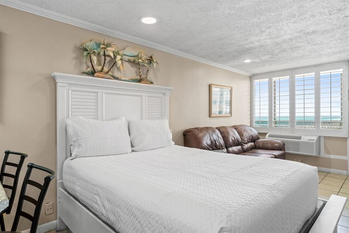 Beachfront Studio, Pool, Sleeps 3 - Panama City Beach, FL