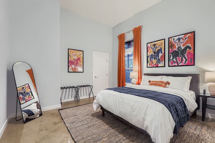 غرفة نوم واسعة مع مفروشات مريحة وألوان زاهية.