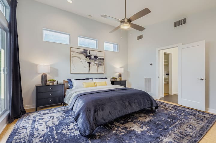 غرفة نوم مريحة في زاوية مع سجادة فخمة وتصميم أنيق.