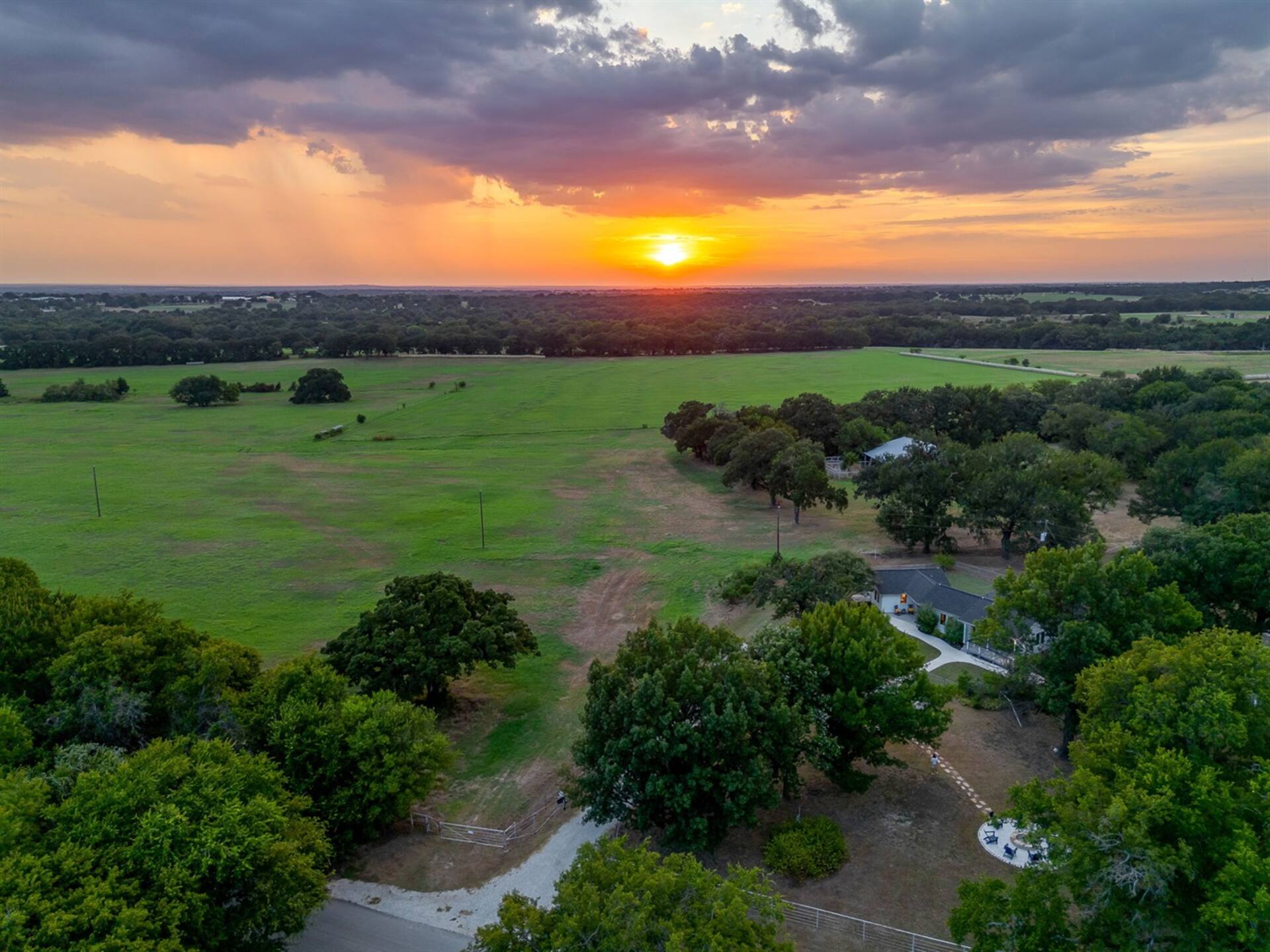 Texas Farmhouse Stay • 2BR + Studio Suite