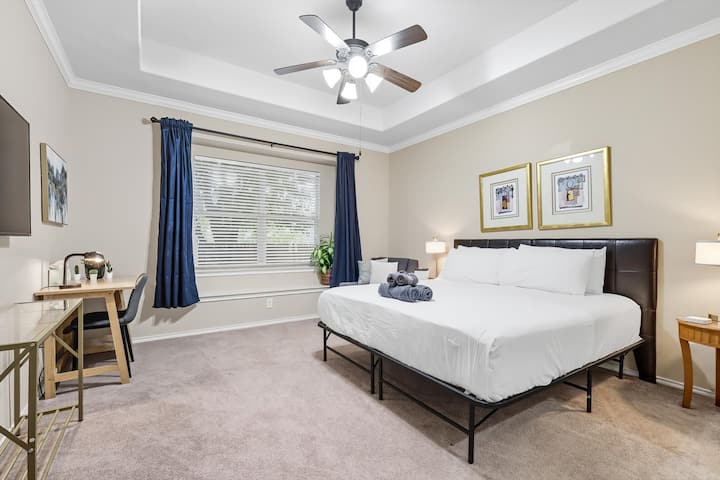 Ova spavaća soba opremljena je velikim bračnim krevetom, televizorom pričvršćenim za zid, foteljom i posebnim prostorom za rad, pa bi mogla poslužiti kao privatno utočište!