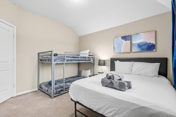 Ova soba opremljena je bračnim krevetom i krevetom na kat te ima dovoljno prostora za spavanje za obitelji i grupe!