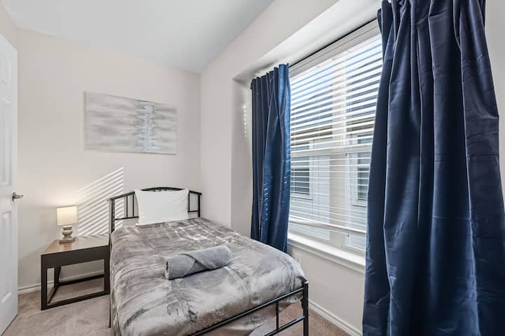 Biste li radije imali krevet samo za sebe i da ga ne morate dijeliti ni s kim? Ova spavaća soba ima jedan krevet koji je savršen ako tražite malo vremena za sebe!