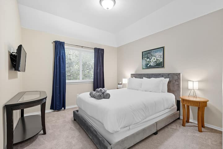 Volite li zaspati uz svoju omiljenu seriju ili film? Ako je tako, ova spavaća soba savršena je za vas s mekanim bračnim krevetom i televizorom pričvršćenim za zid!