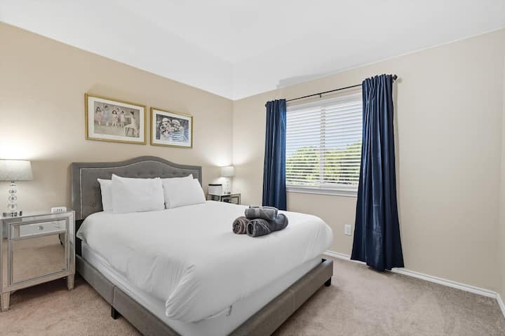 Uz ovako udoban bračni krevet, za tren oka bit ćete spremni za novi dan! Probudit ćete se odmorni i spremni za Dallas!