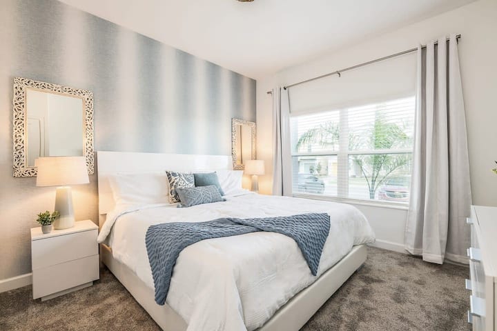 spavaća soba s velikim bračnim krevetom