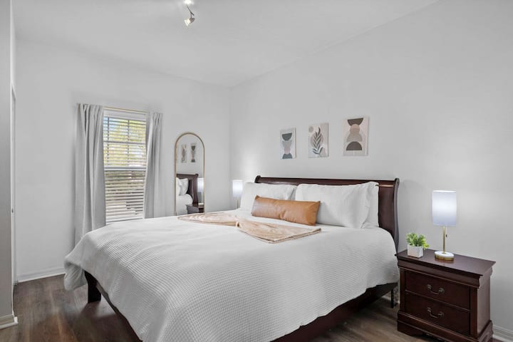 camera da letto con letto king-size