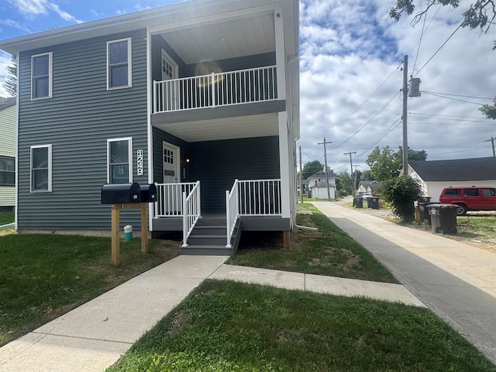 Group-Friendly 6BR Duplex • Sleeps 20 • Prime Loca