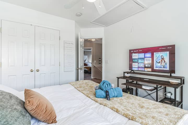 Dormitorio acogedor con una vista panorámica del patio trasero, perfecto para una estancia tranquila en tu alojamiento.