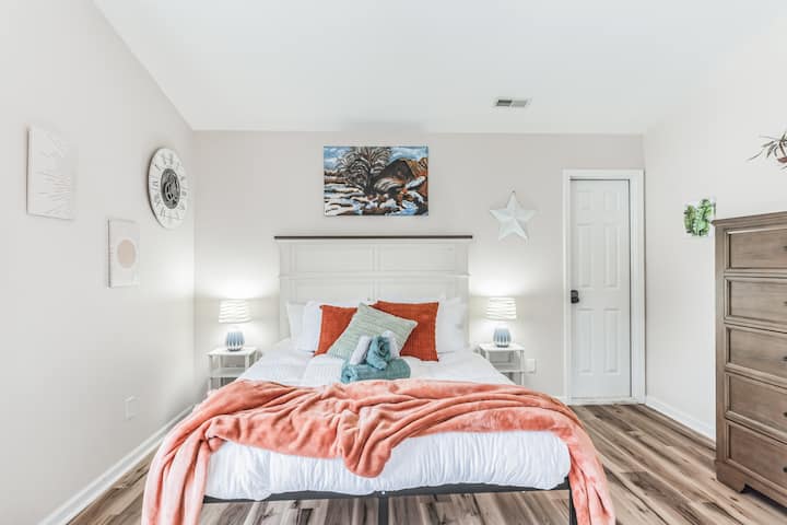 Acogedor dormitorio con ropa de cama cómoda, creando un refugio tranquilo para noches de descanso.