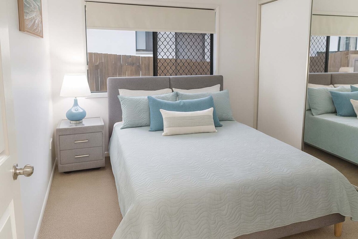 חדר שינה שלישי עם מצעים נוחים